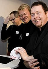 Satisfied clients are smiling after having witnessed Peter Rosengrens magic skills